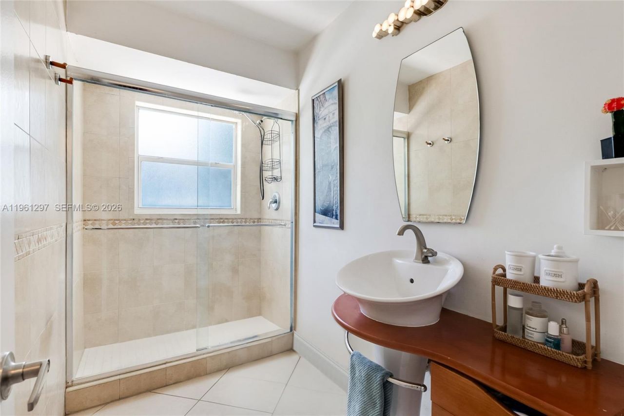 1925 NE 214th Ter, Miami, FL 33179 Photo