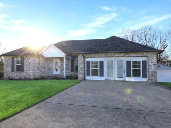 101 Hedgewood Dr, Lexington, TN 38351