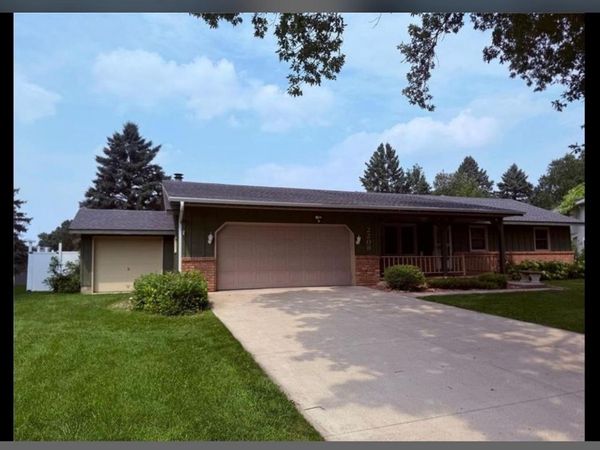 2208 5th Avenue SE, Willmar, MN 56201