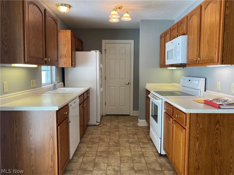 313 Abby Lane, Hartville, OH 44632 Photo 4