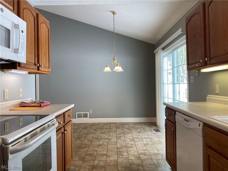 313 Abby Lane, Hartville, OH 44632 Photo 6