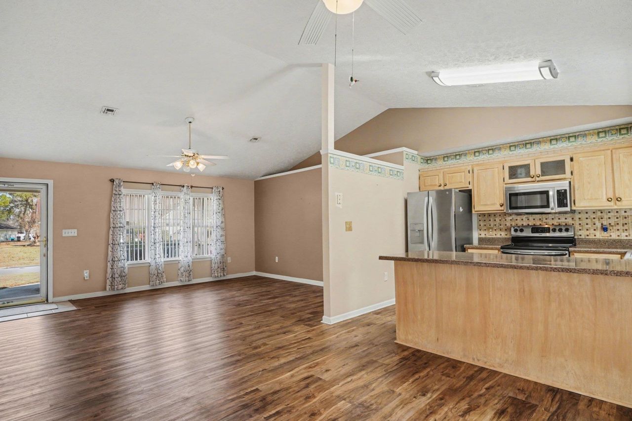 973 Castlewood Dr. Photo 4