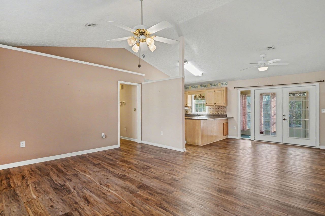973 Castlewood Dr. Photo 4