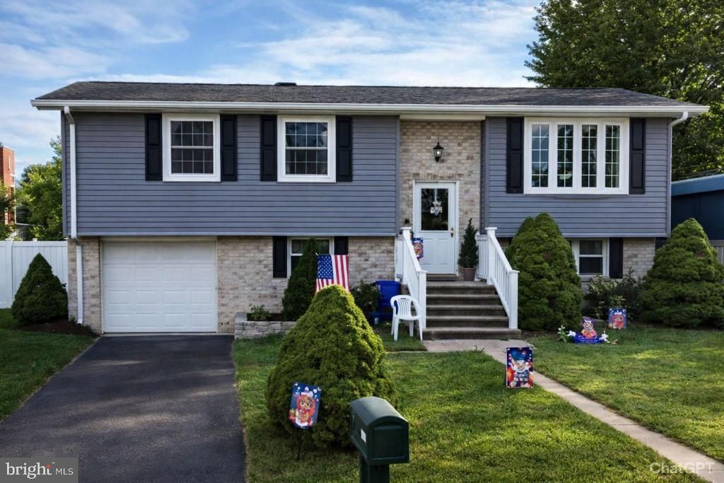 129 Maplewood Drive, Dover, PA 17315 Main Photo