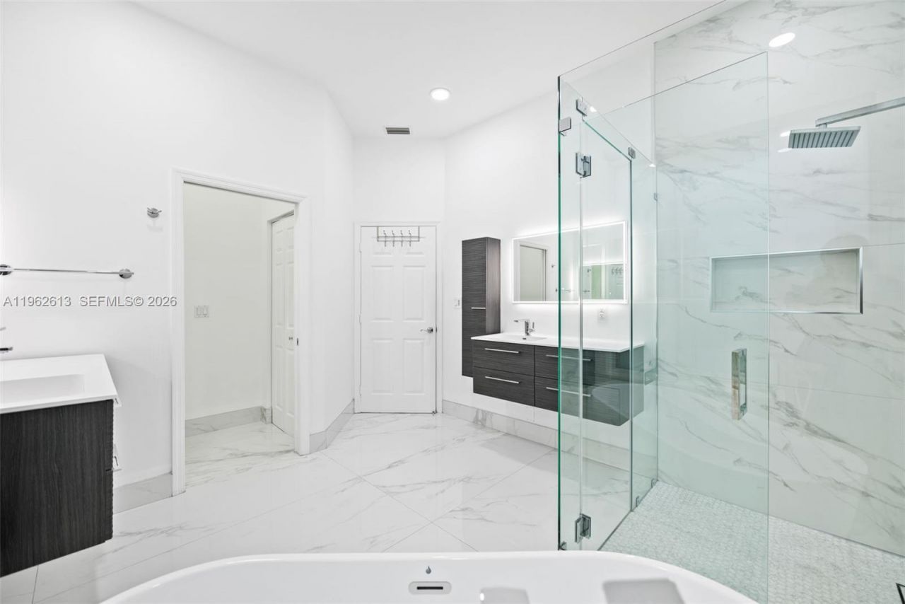 2497 Bay Isle Dr, Weston, FL 33327 Photo