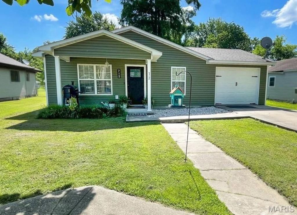 712 W Oak Street, Dexter, MO 63841 Main Photo