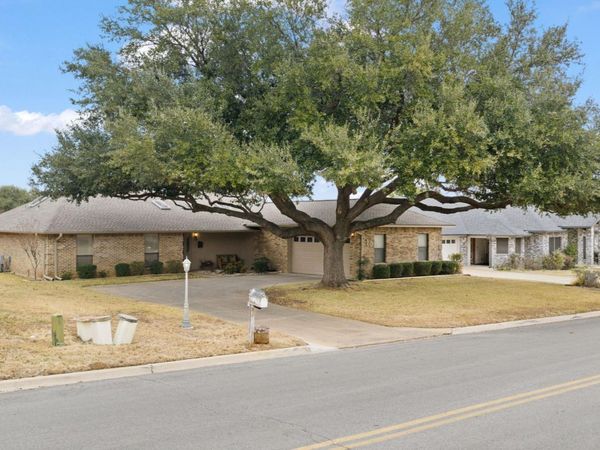 210 Meadowlakes DR, Meadowlakes, TX 78654