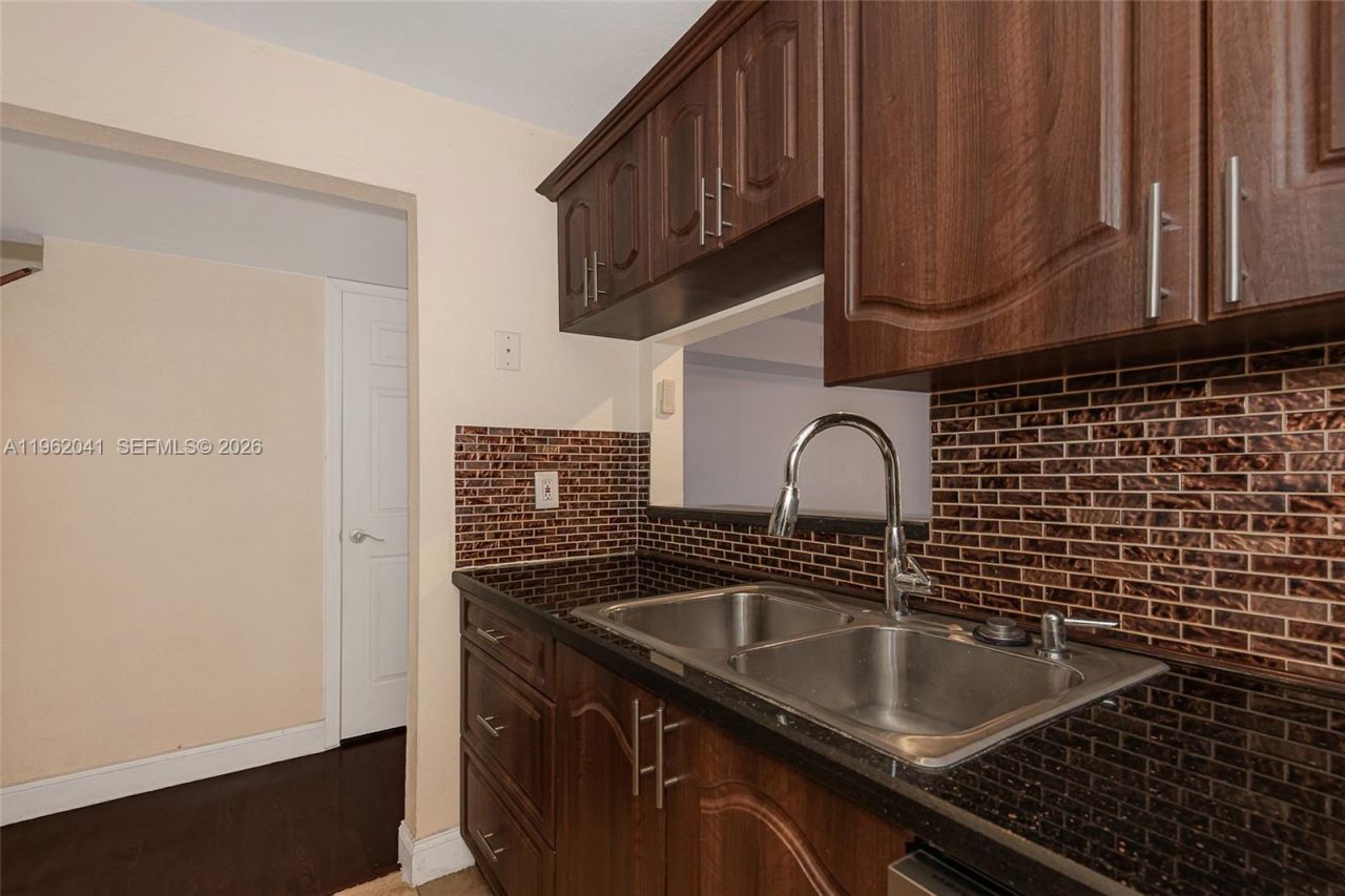 270 NW 107th Ave, Unit 208, Miami, FL 33172 Photo