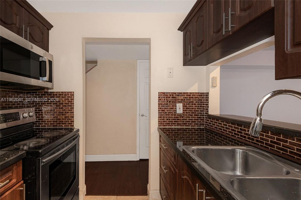 270 NW 107th Ave, Unit 208, Miami, FL 33172 Photo