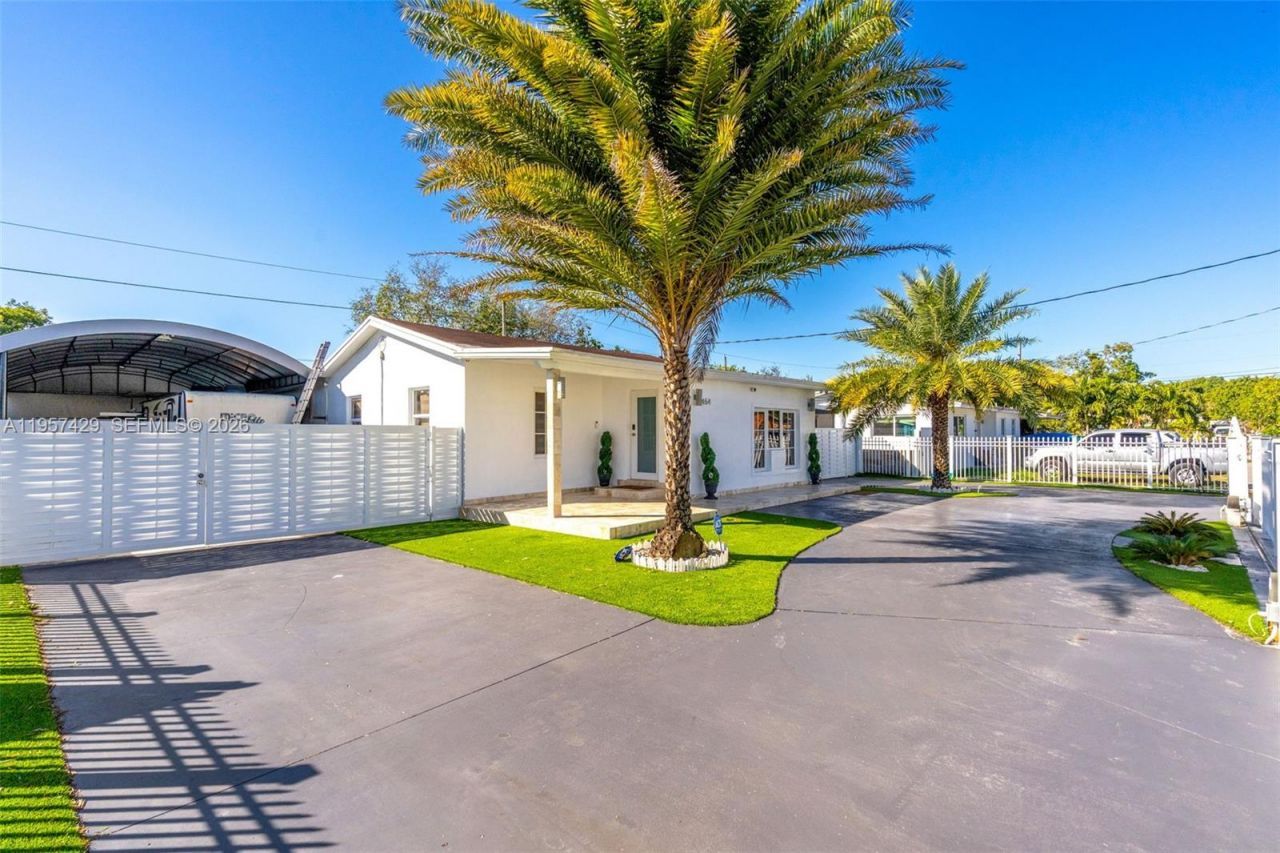 2464 NW 104th St, Miami, FL 33147 Photo