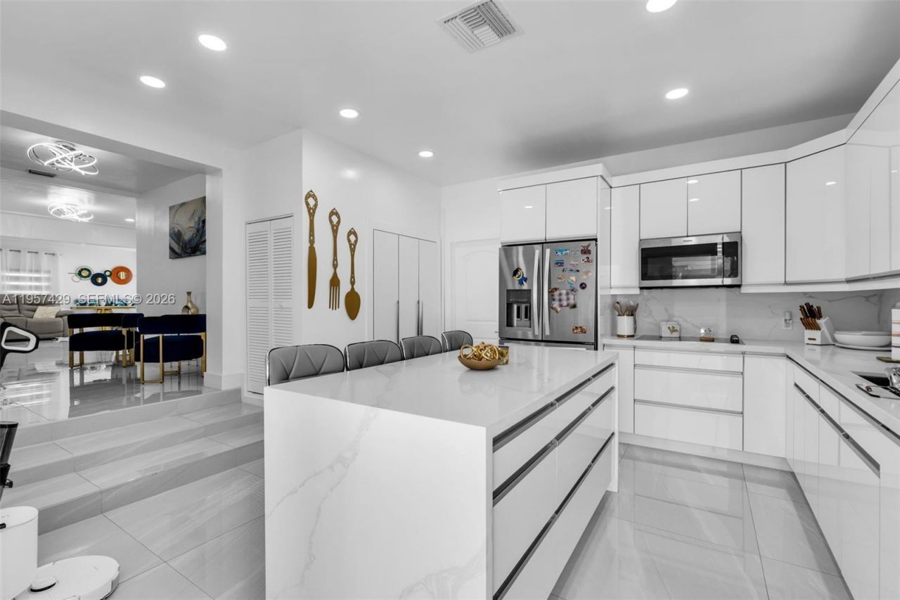 2464 NW 104th St, Miami, FL 33147 Photo