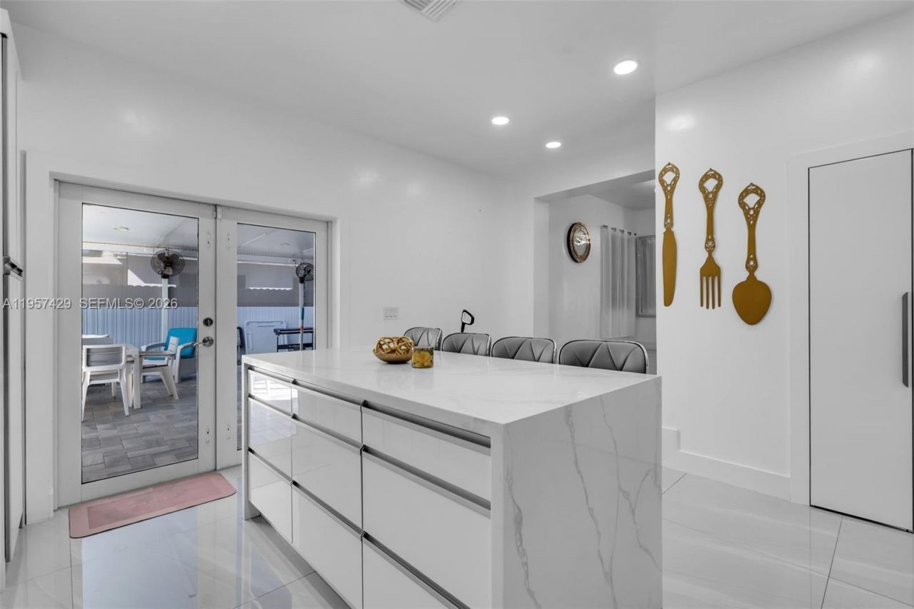 2464 NW 104th St, Miami, FL 33147 Photo