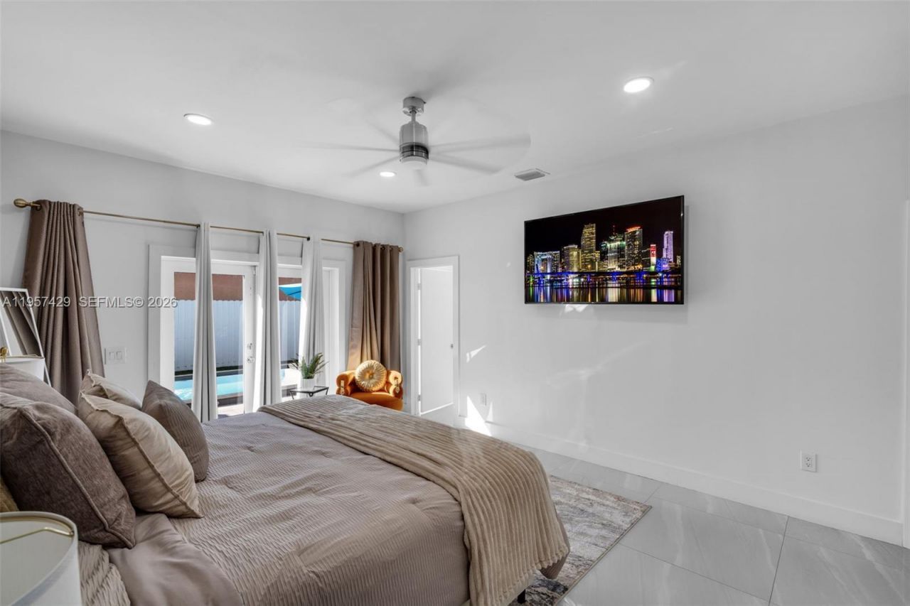 2464 NW 104th St, Miami, FL 33147 Photo