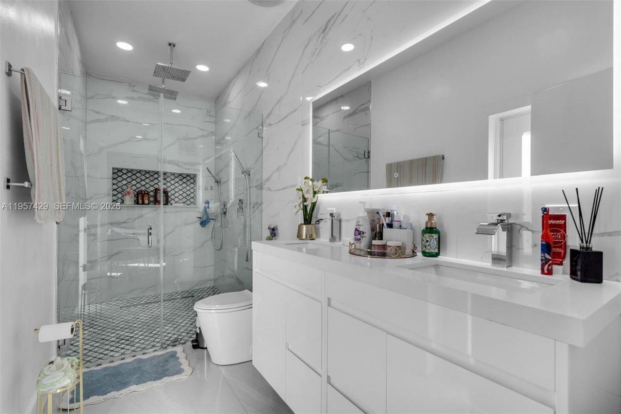 2464 NW 104th St, Miami, FL 33147 Photo