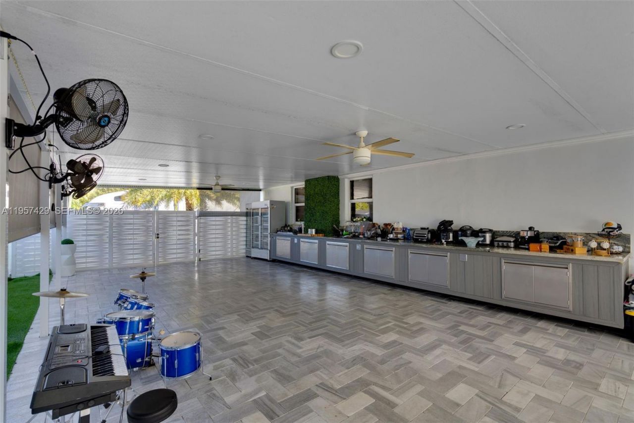 2464 NW 104th St, Miami, FL 33147 Photo