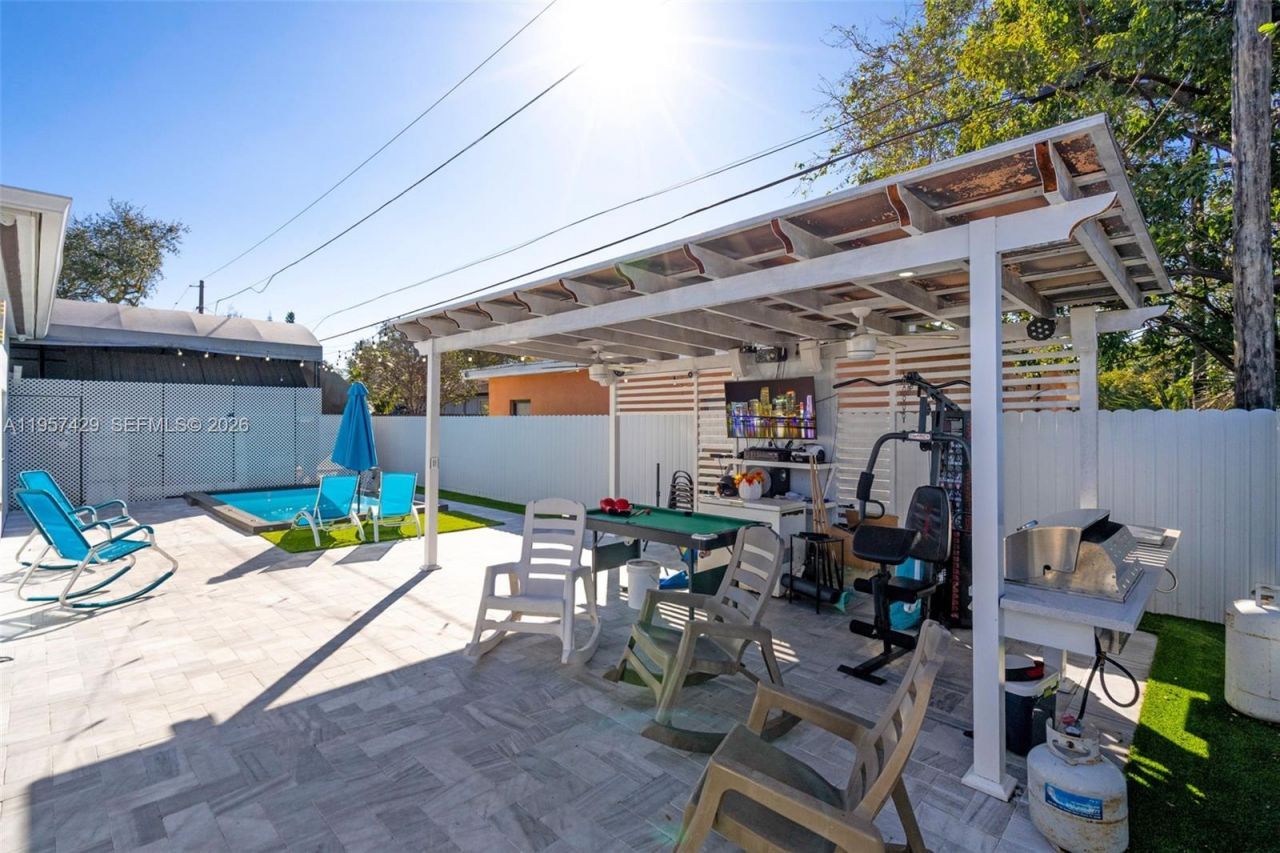 2464 NW 104th St, Miami, FL 33147 Photo