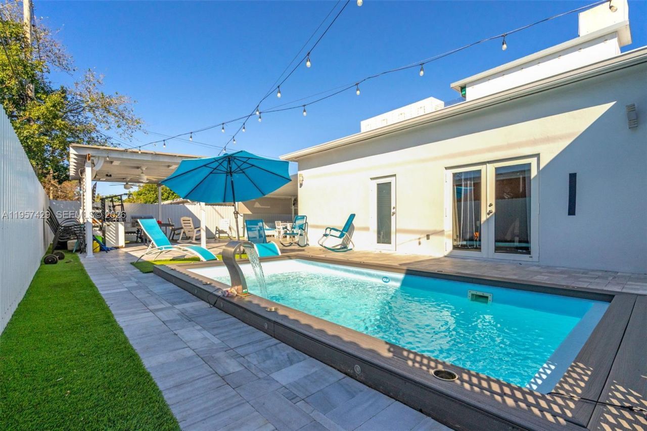 2464 NW 104th St, Miami, FL 33147 Photo