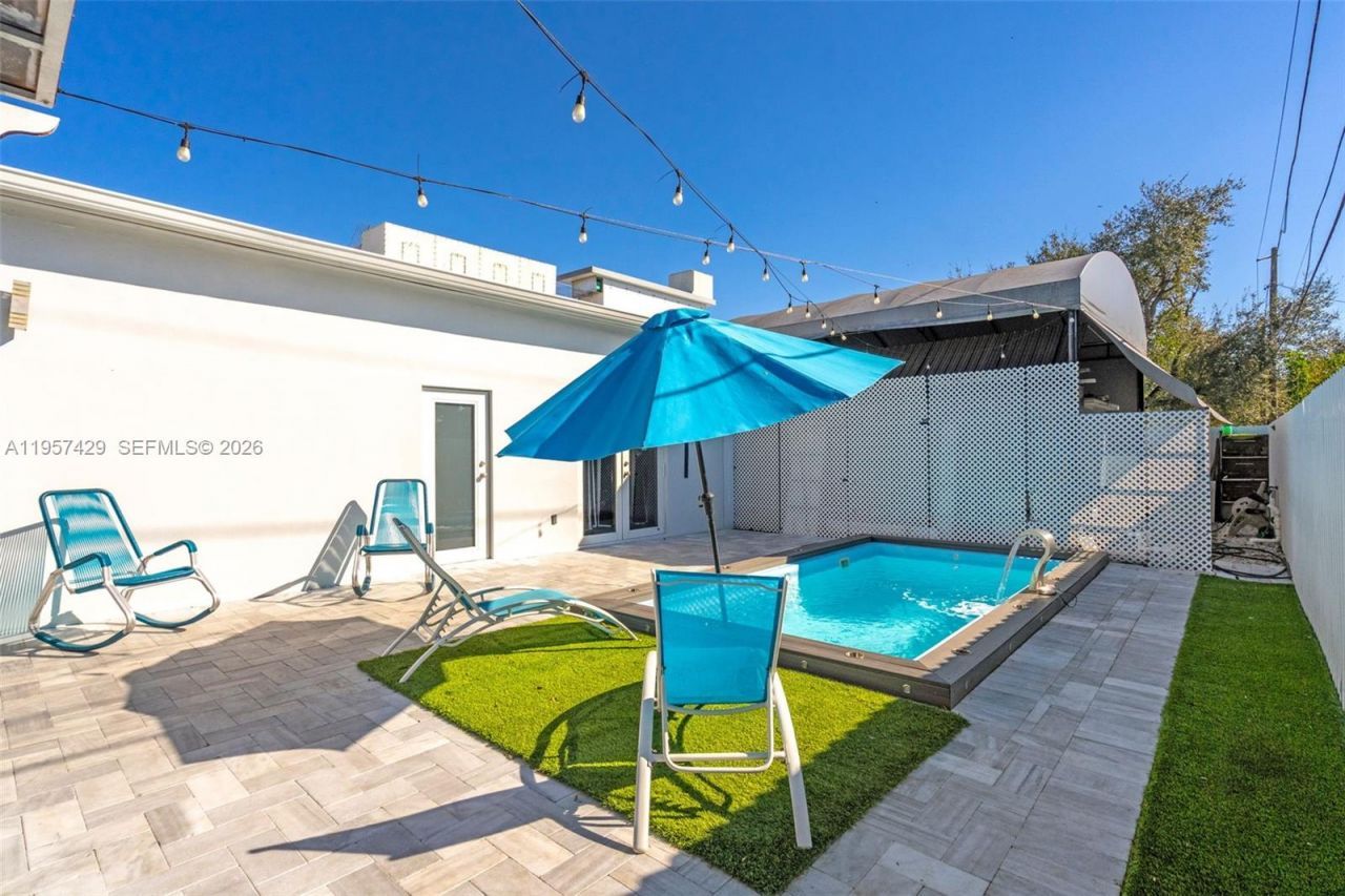 2464 NW 104th St, Miami, FL 33147 Photo