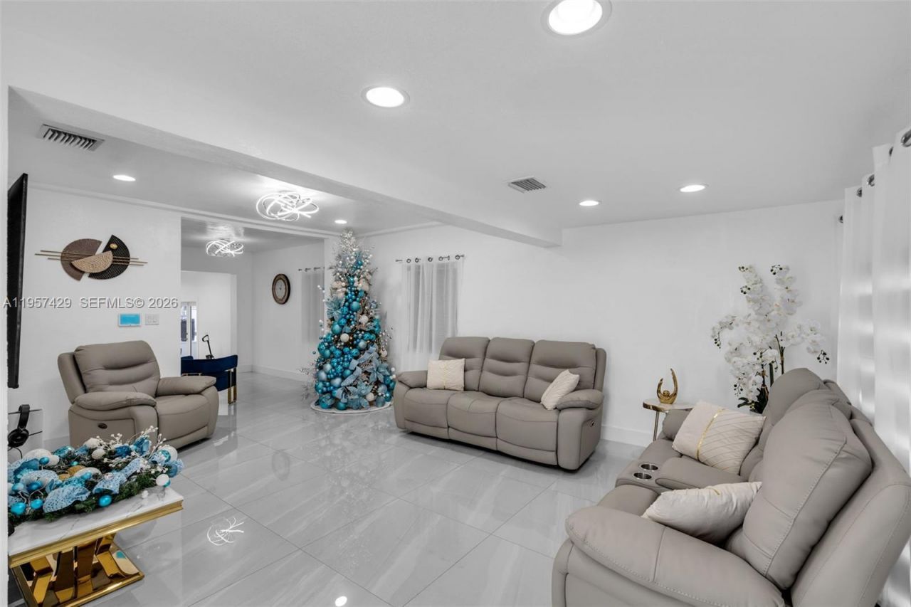 2464 NW 104th St, Miami, FL 33147 Photo