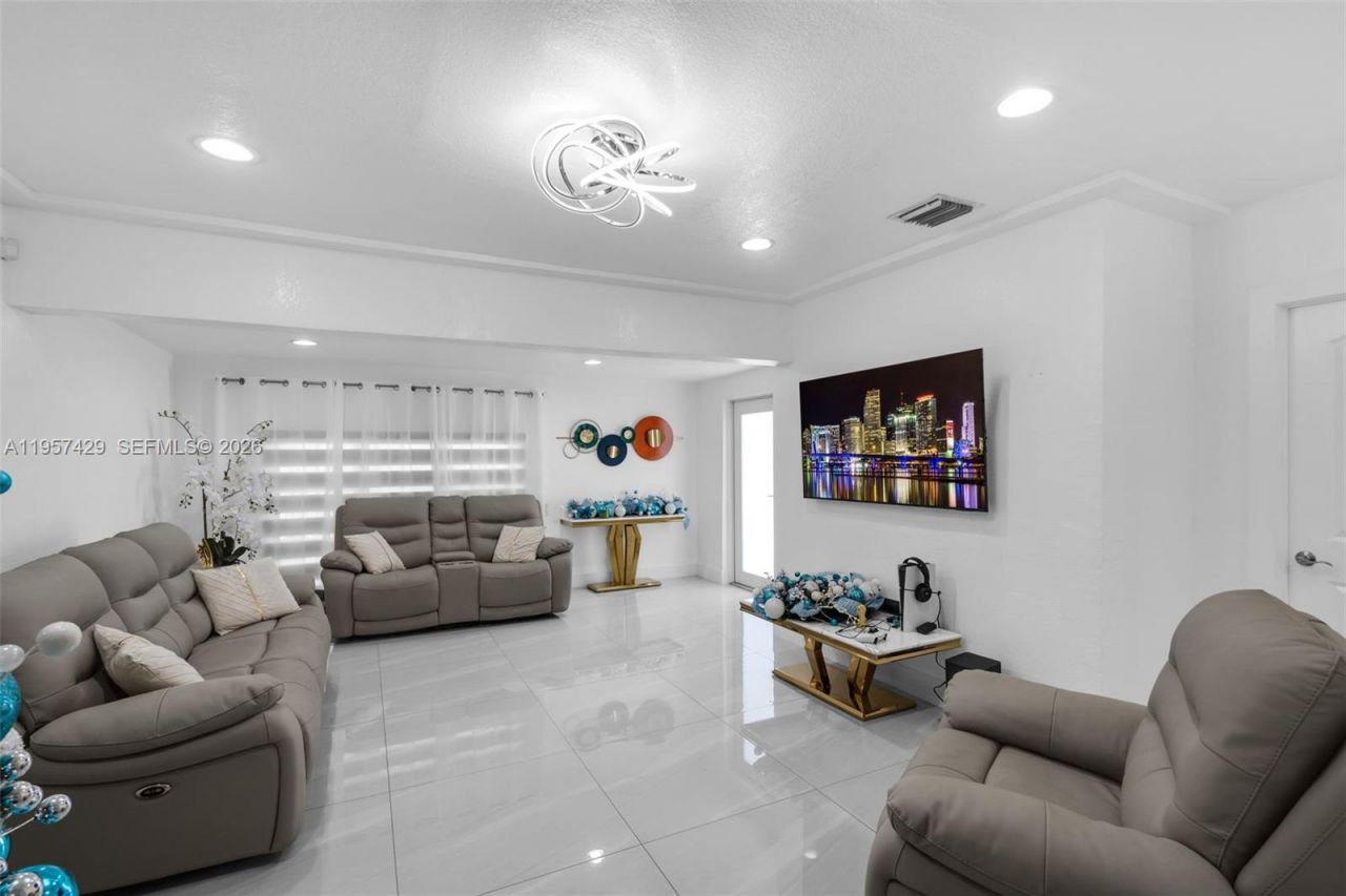 2464 NW 104th St, Miami, FL 33147 Photo