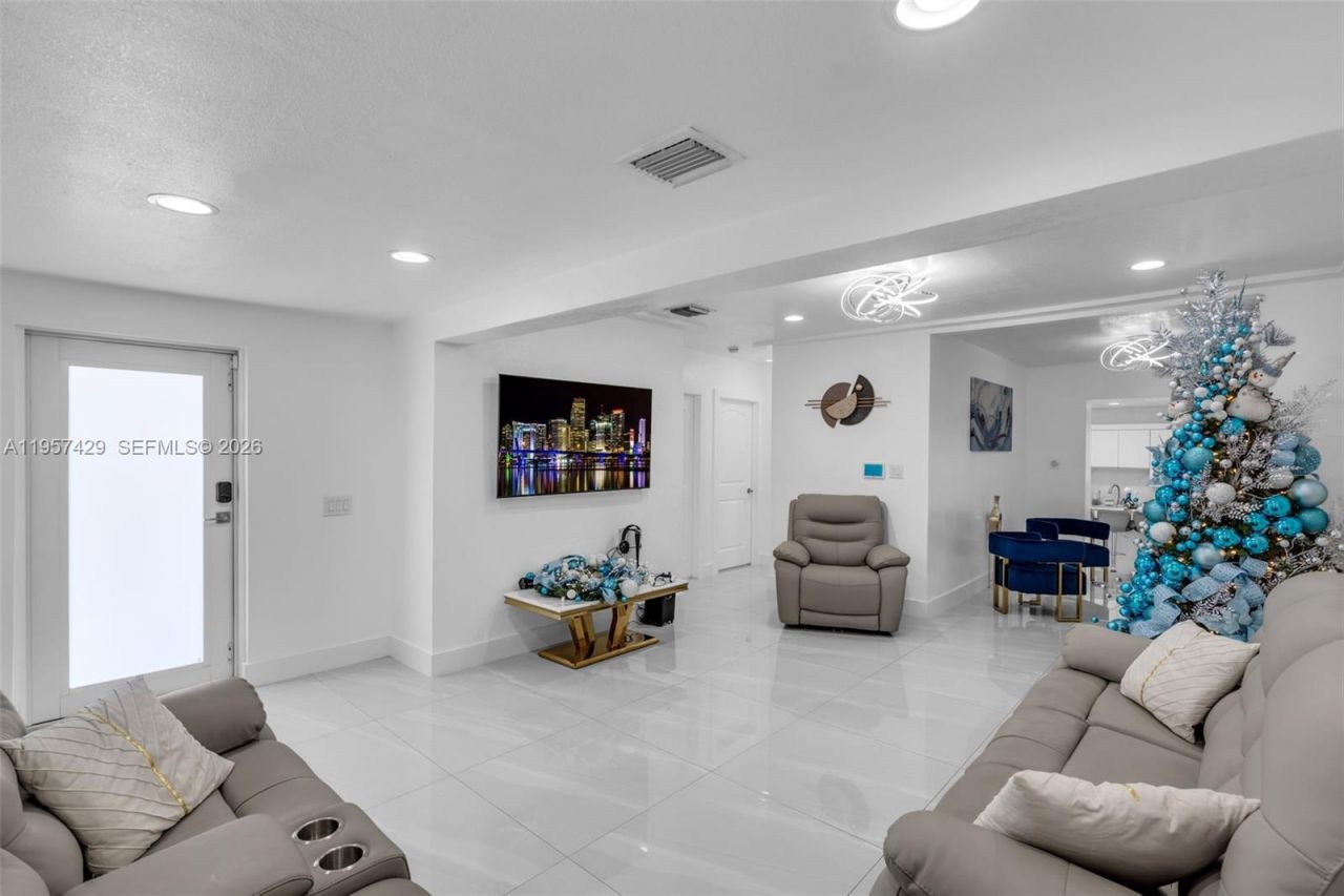 2464 NW 104th St, Miami, FL 33147 Photo