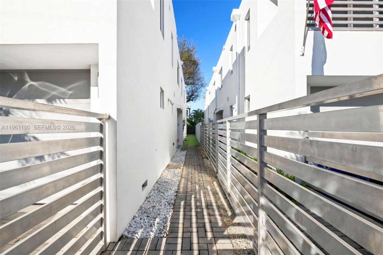 811 NE 17th Way, Fort Lauderdale, FL 33304 Photo