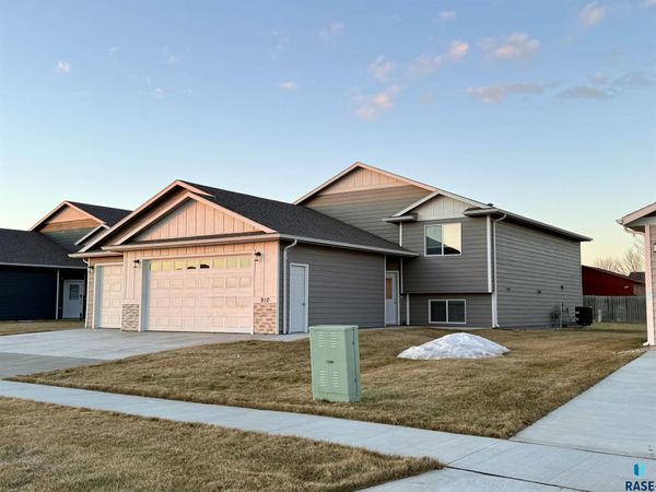 910 Birch St, Harrisburg, SD 57032
