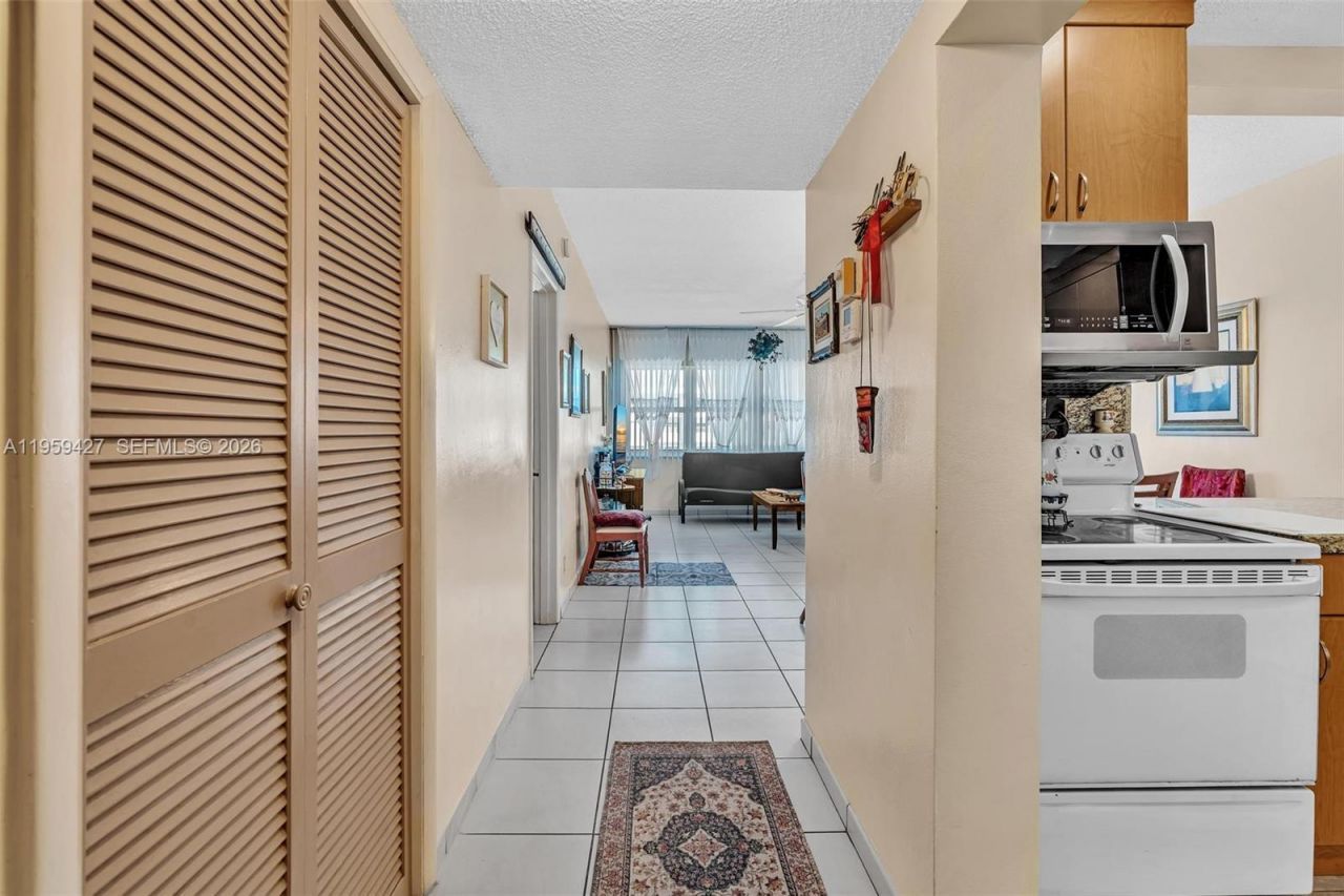 329 SE 3rd St, Unit 403T, Hallandale Beach, FL 33009 Photo