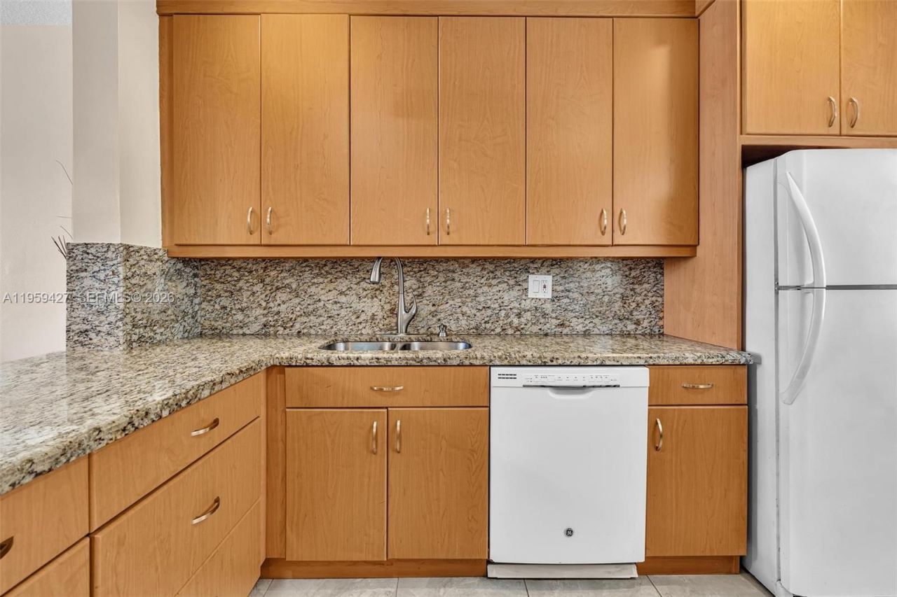 329 SE 3rd St, Unit 403T, Hallandale Beach, FL 33009 Photo