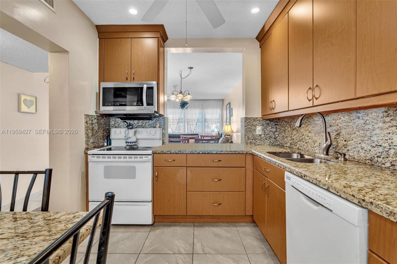 329 SE 3rd St, Unit 403T, Hallandale Beach, FL 33009 Photo