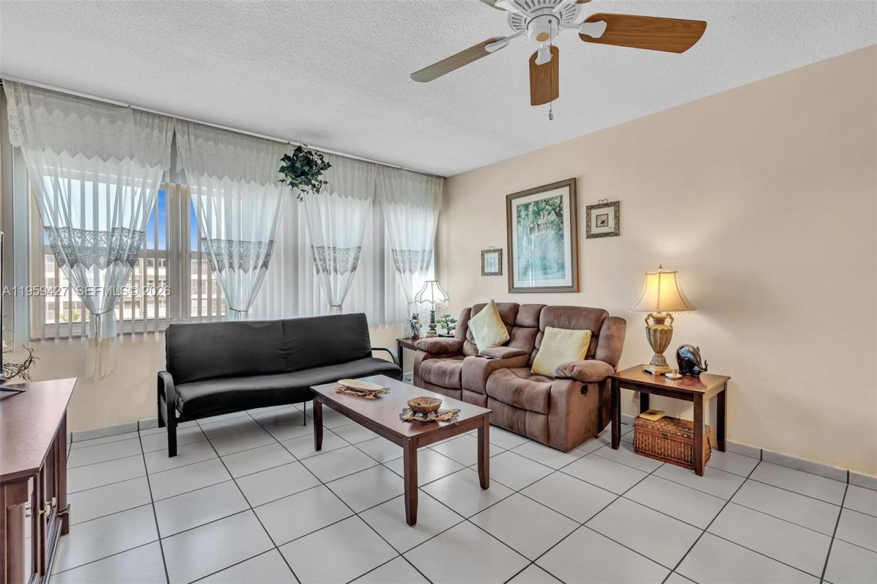 329 SE 3rd St, Unit 403T, Hallandale Beach, FL 33009 Photo