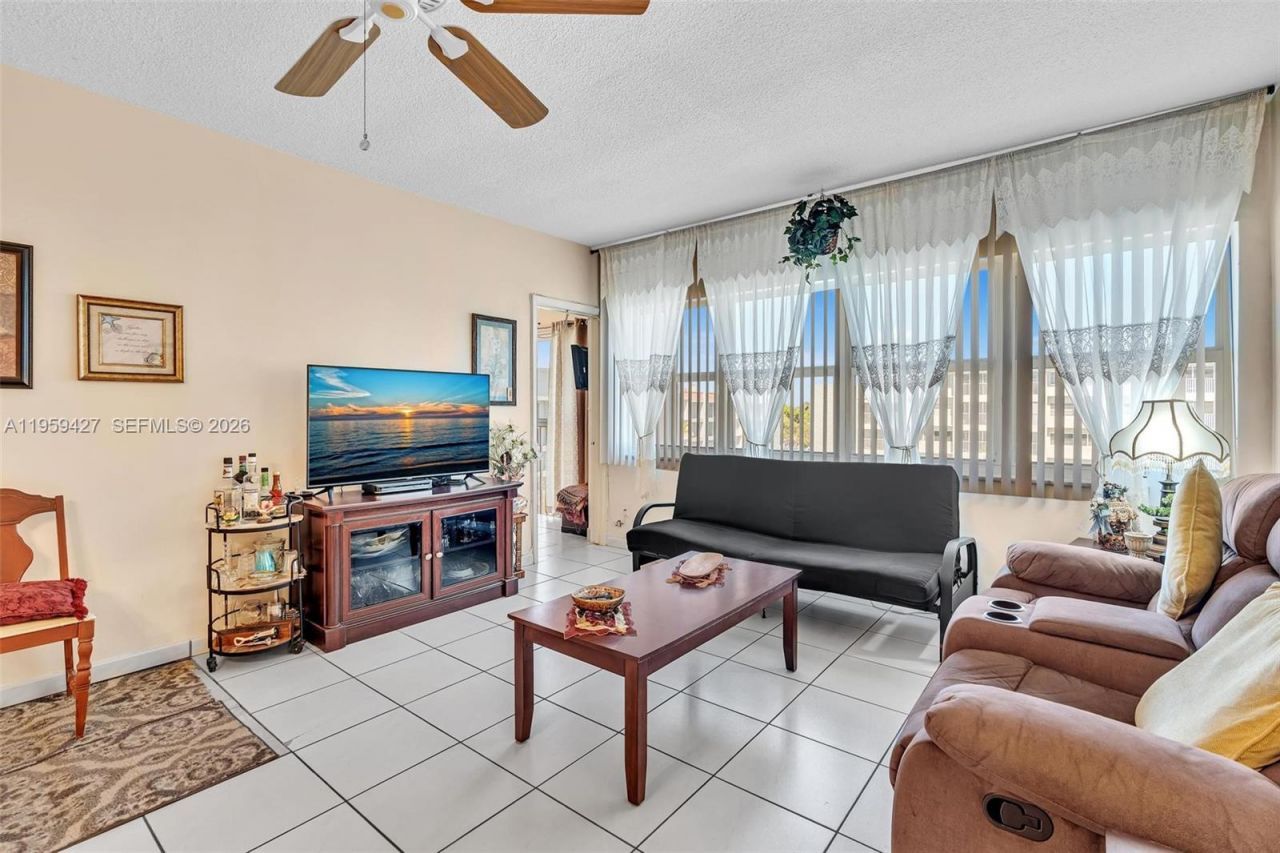 329 SE 3rd St, Unit 403T, Hallandale Beach, FL 33009 Photo