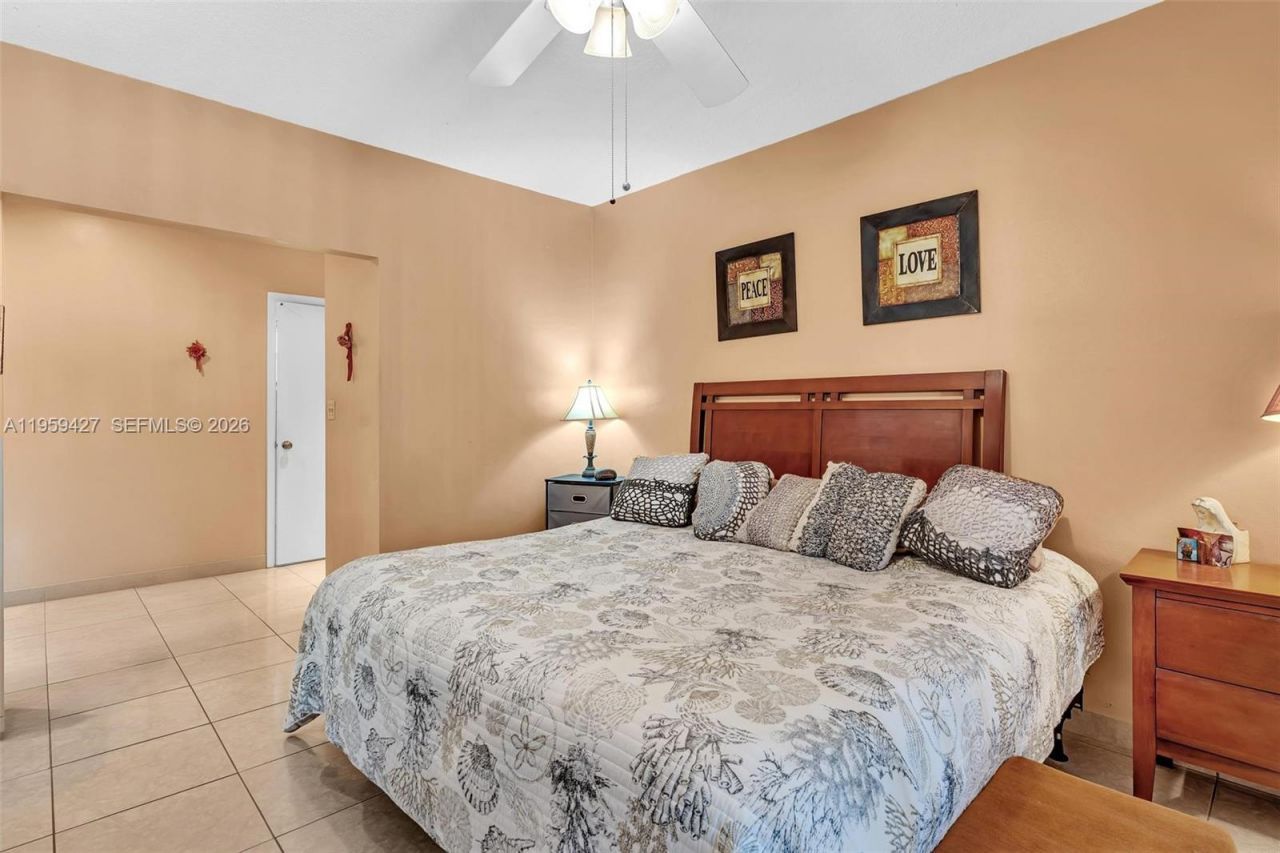 329 SE 3rd St, Unit 403T, Hallandale Beach, FL 33009 Photo