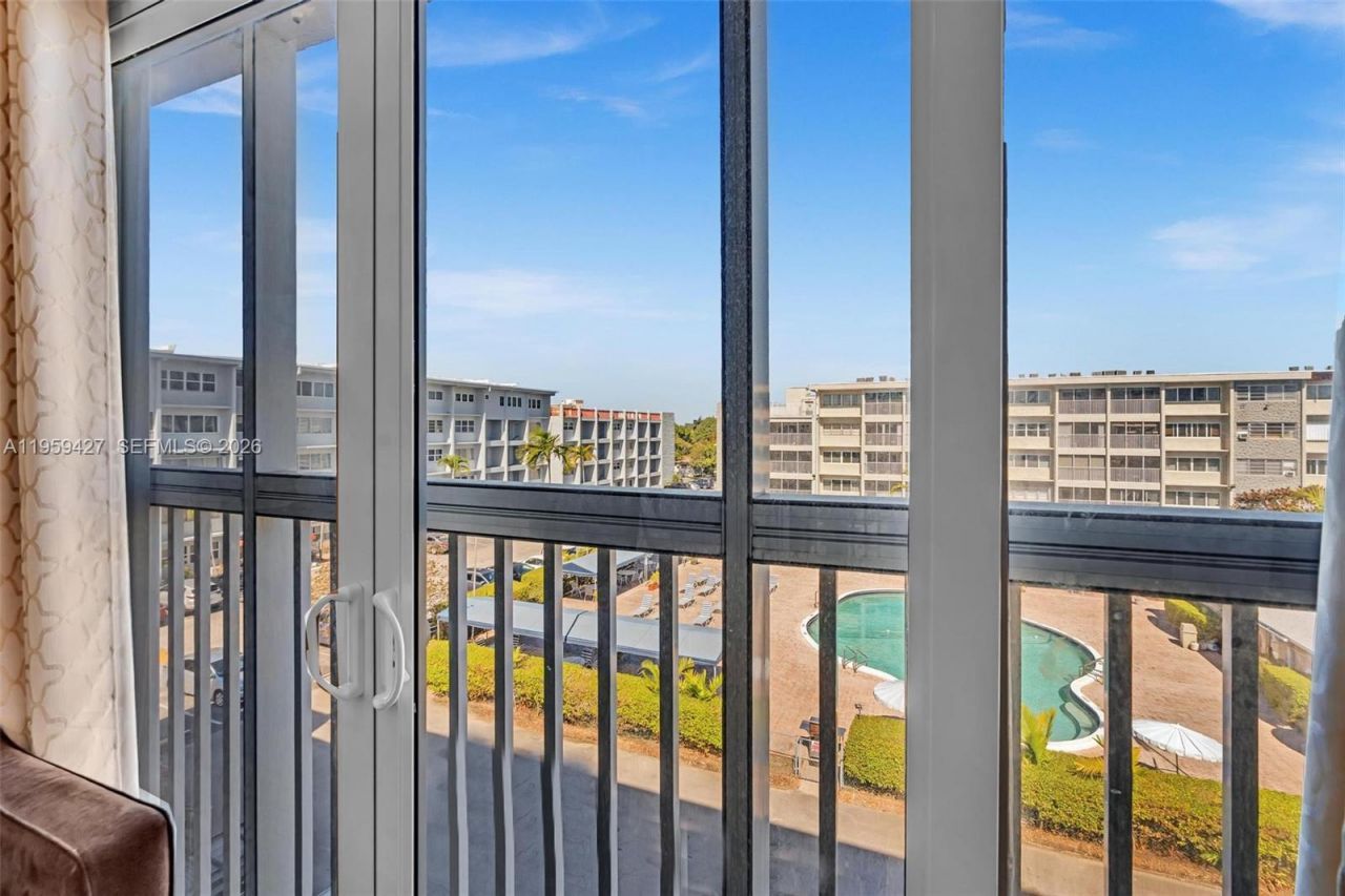 329 SE 3rd St, Unit 403T, Hallandale Beach, FL 33009 Photo