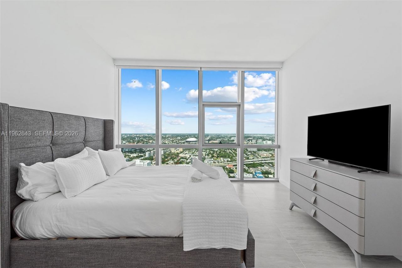 851 NE 1st Ave , Unit PH5212, Miami, FL 33132 Photo