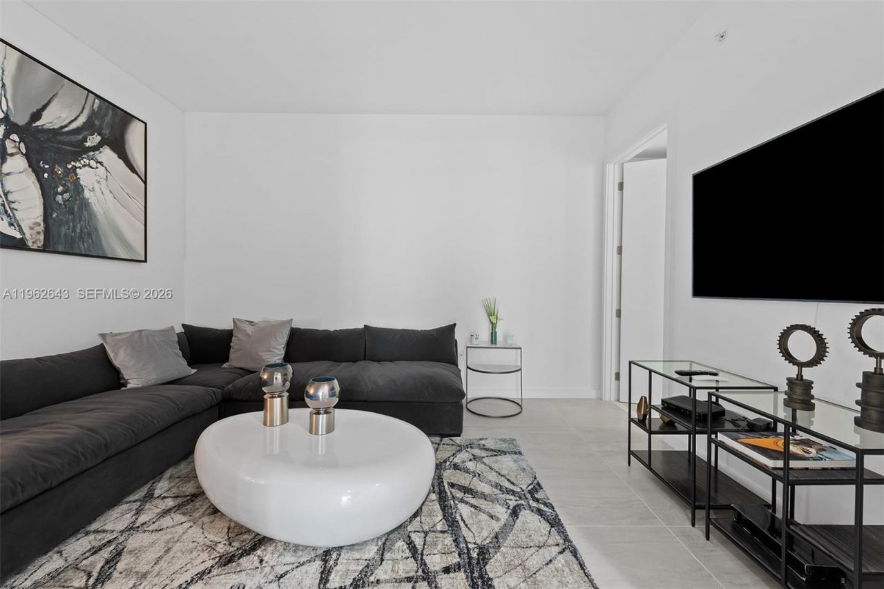 851 NE 1st Ave , Unit PH5212, Miami, FL 33132 Photo