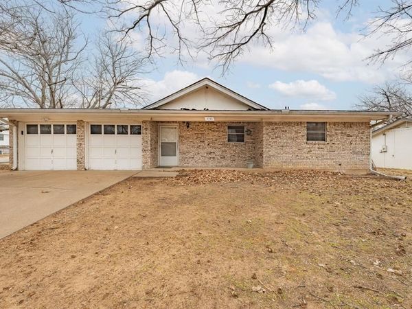 1211 W Cage Street, Stephenville, TX 76401