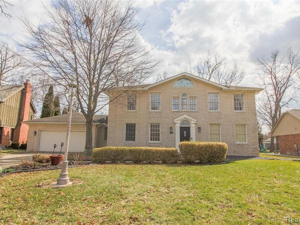 8121 Saint James Drive, Grosse Ile Twp, MI 48138