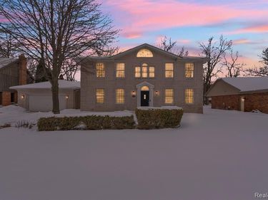 8121 Saint James Drive, Grosse Ile Twp, MI 48138