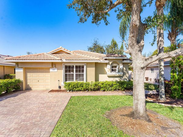 11827 SW 7th Street, Pembroke Pines, FL 33025