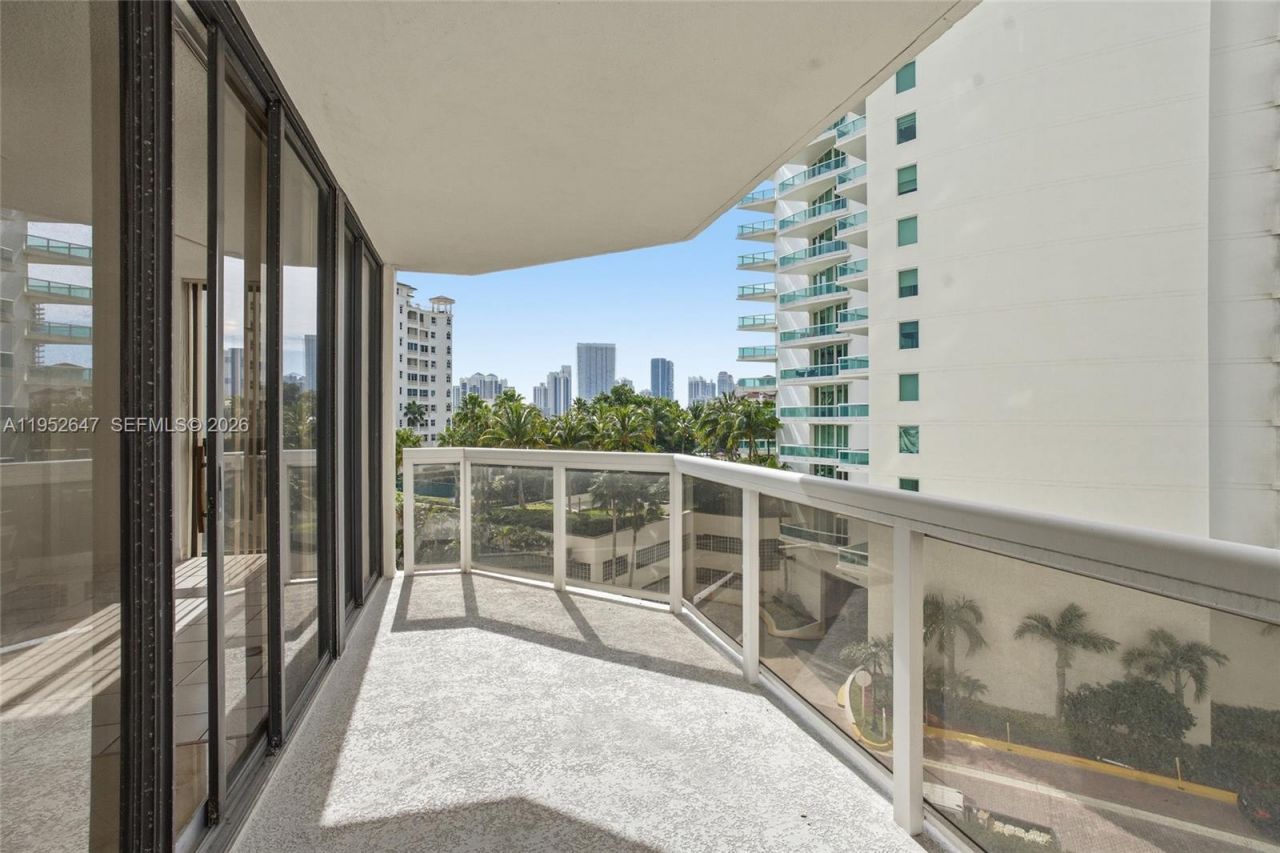 20185 E Country Club Dr, Unit 502, Aventura, FL 33180 Photo