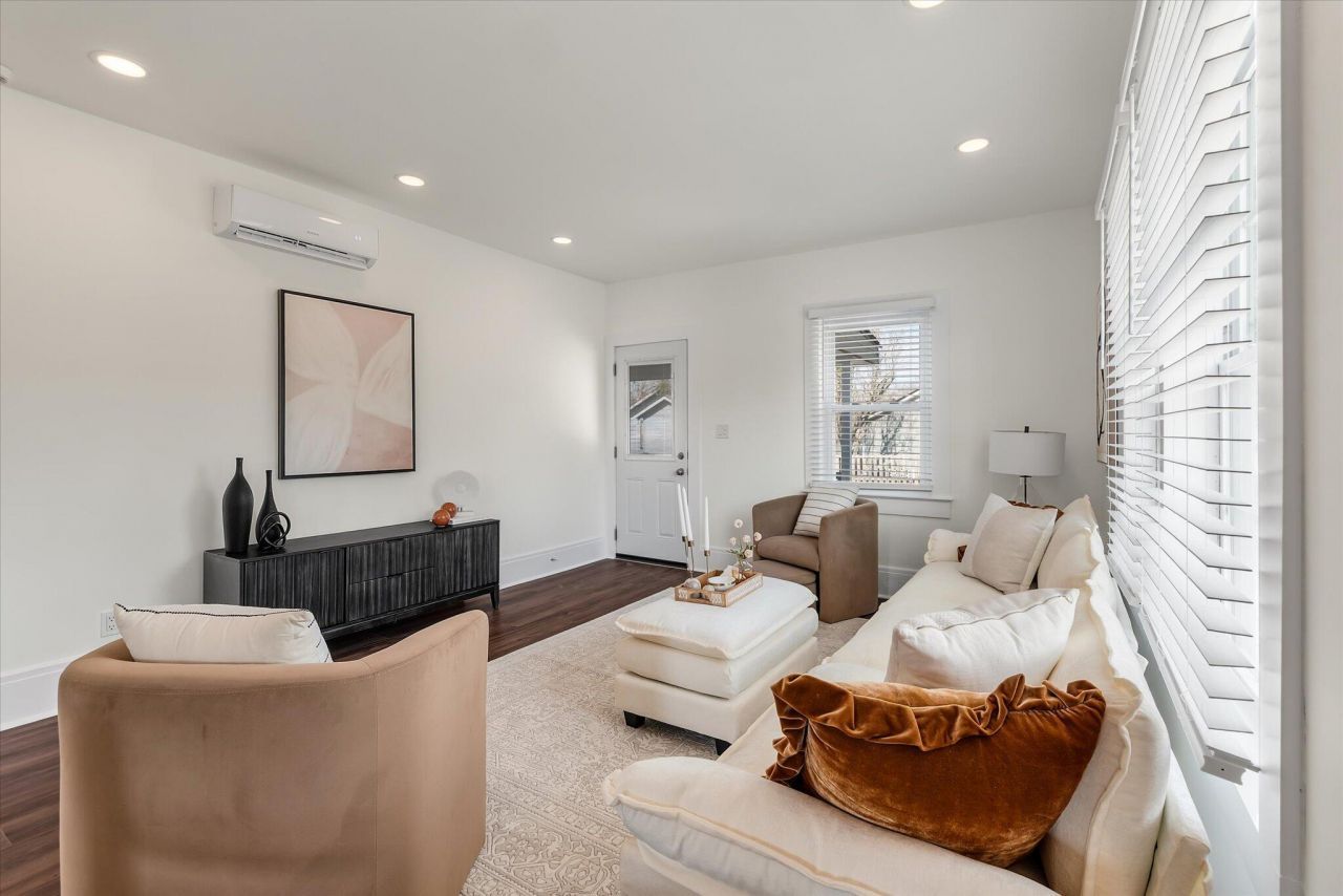 1905 English Street Photo 10