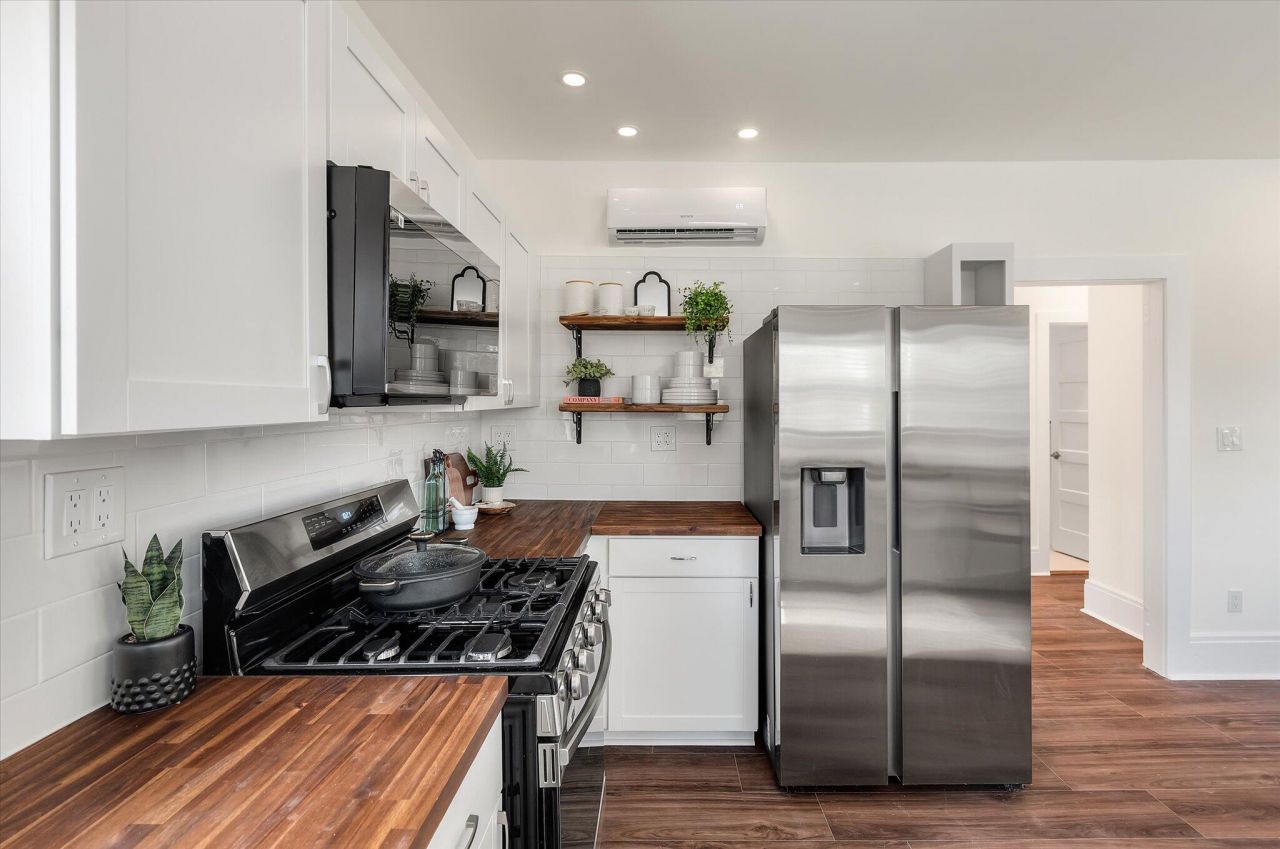 1905 English Street Photo 16