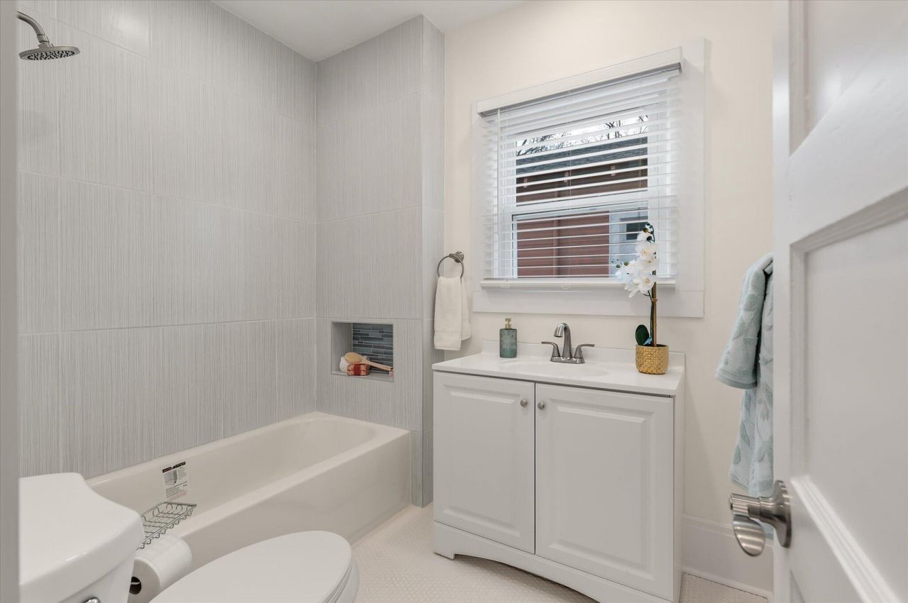 1905 English Street Photo 23