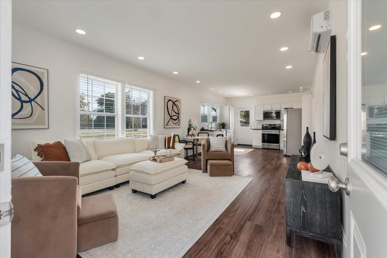 1905 English Street Photo 6