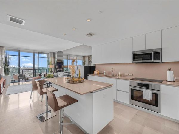 88 SW 7th St, Unit 3806, Miami, FL 33130