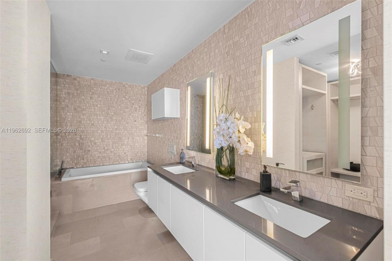 88 SW 7th St, Unit 3806, Miami, FL 33130 Photo