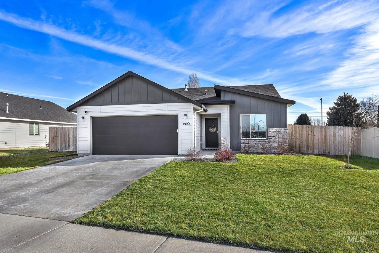 1810 N Thunderbolt St, Mountain Home, ID 83647 Main Photo