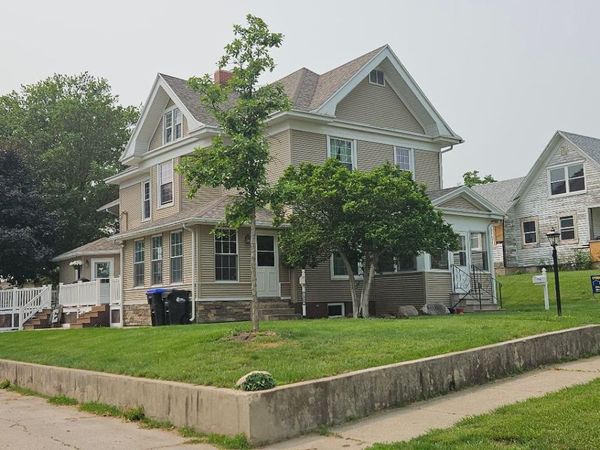 1808 8th Avenue, Belle Plaine, IA 52208