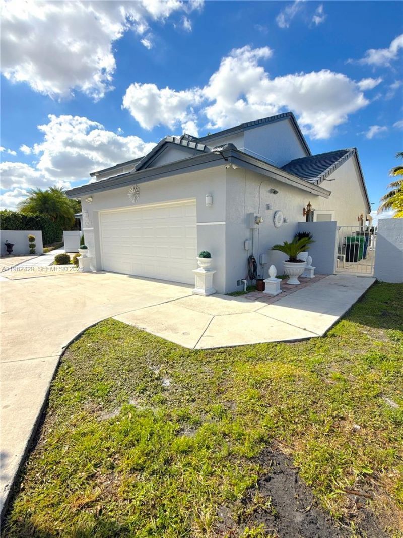 19230 NW 87th Pl, Hialeah, FL 33018 Photo